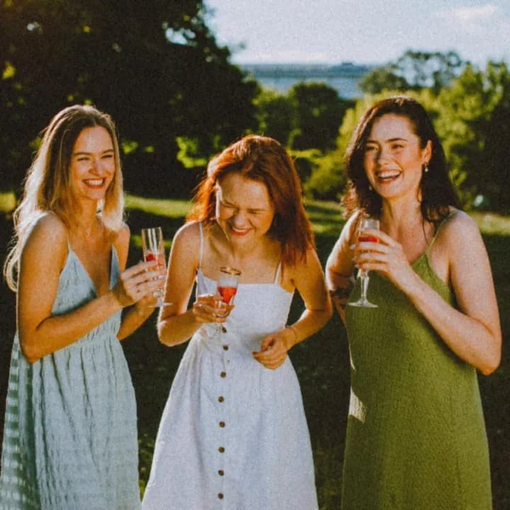 Trois femmes trinquent au soleil, entre Loire et vignes
