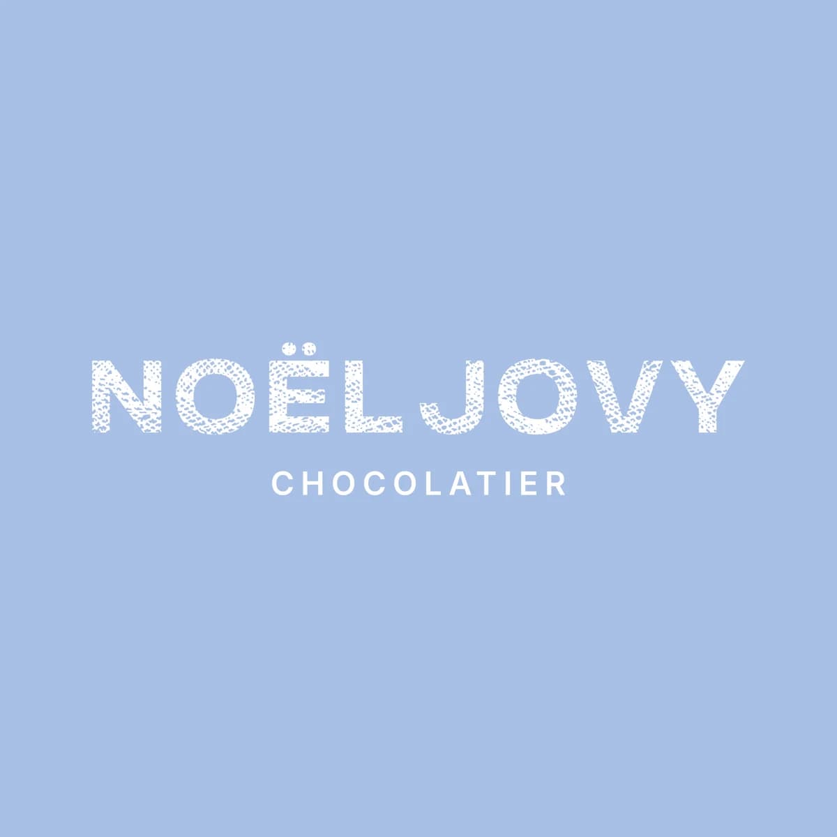 Le logo Noël Jovy en ligne, en blanc sur le bleu clair de la maison