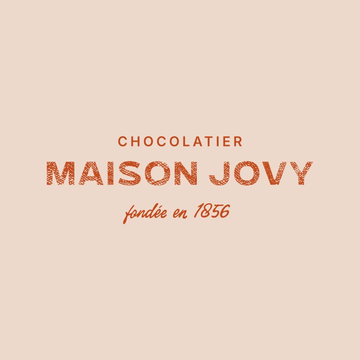 La signature Maison Jovy fondée en 1856, en cuivre sur le beige de la maison