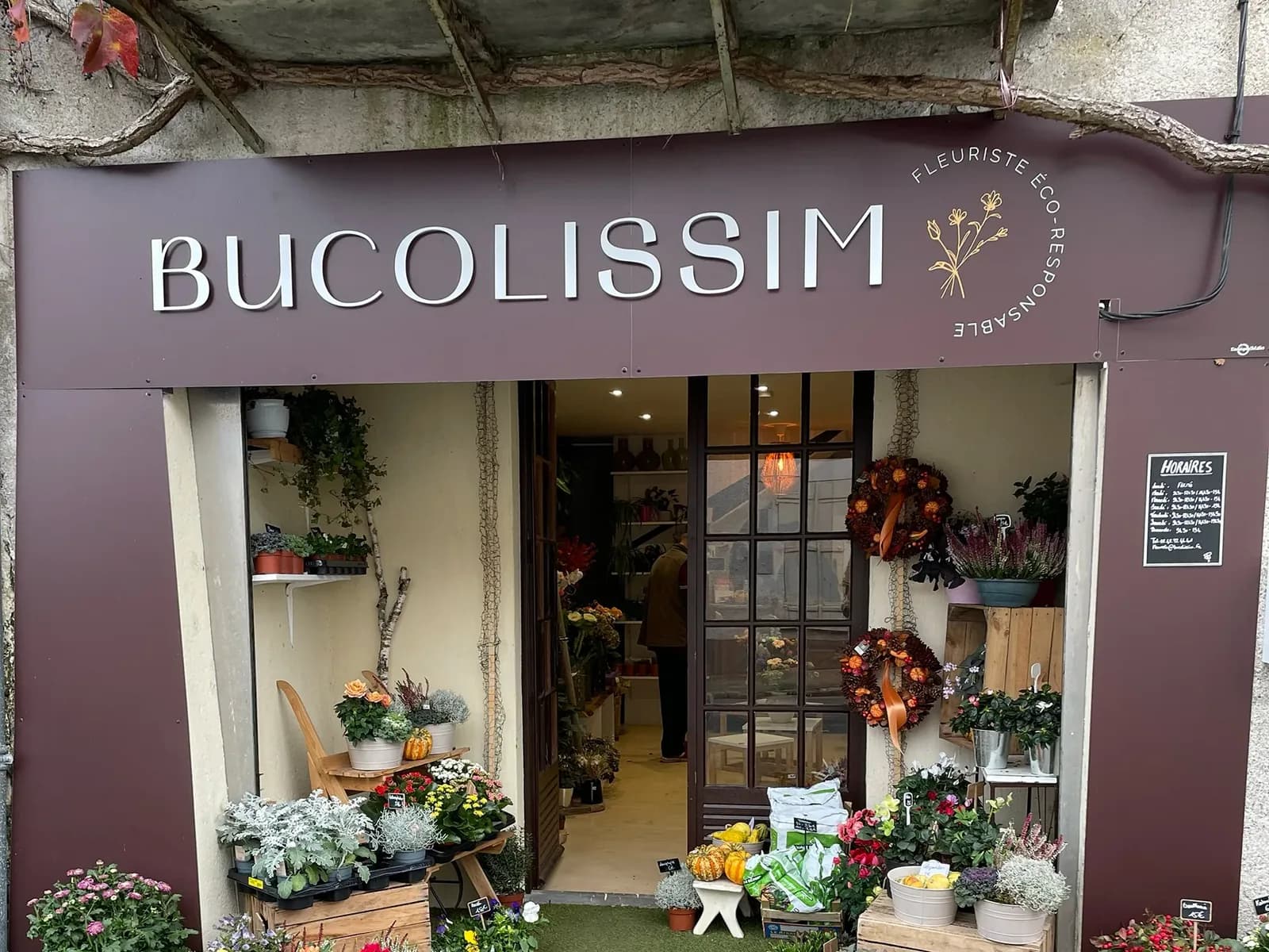 La devanture de Bucolissim, fleuriste éco-responsable à Sancerre, son enseigne et ses fleurs