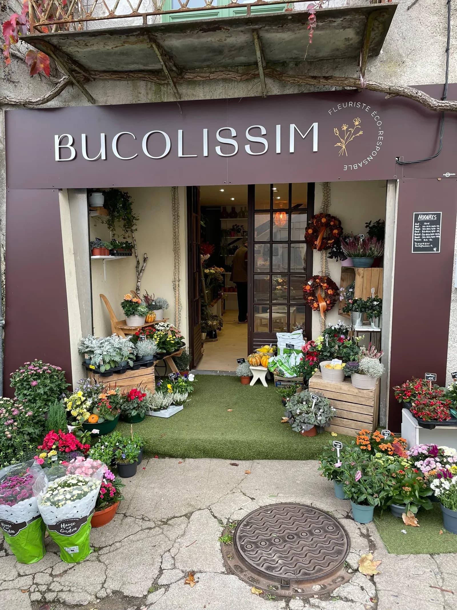 La devanture de Bucolissim, fleuriste éco-responsable à Sancerre, et ses fleurs sur le trottoir