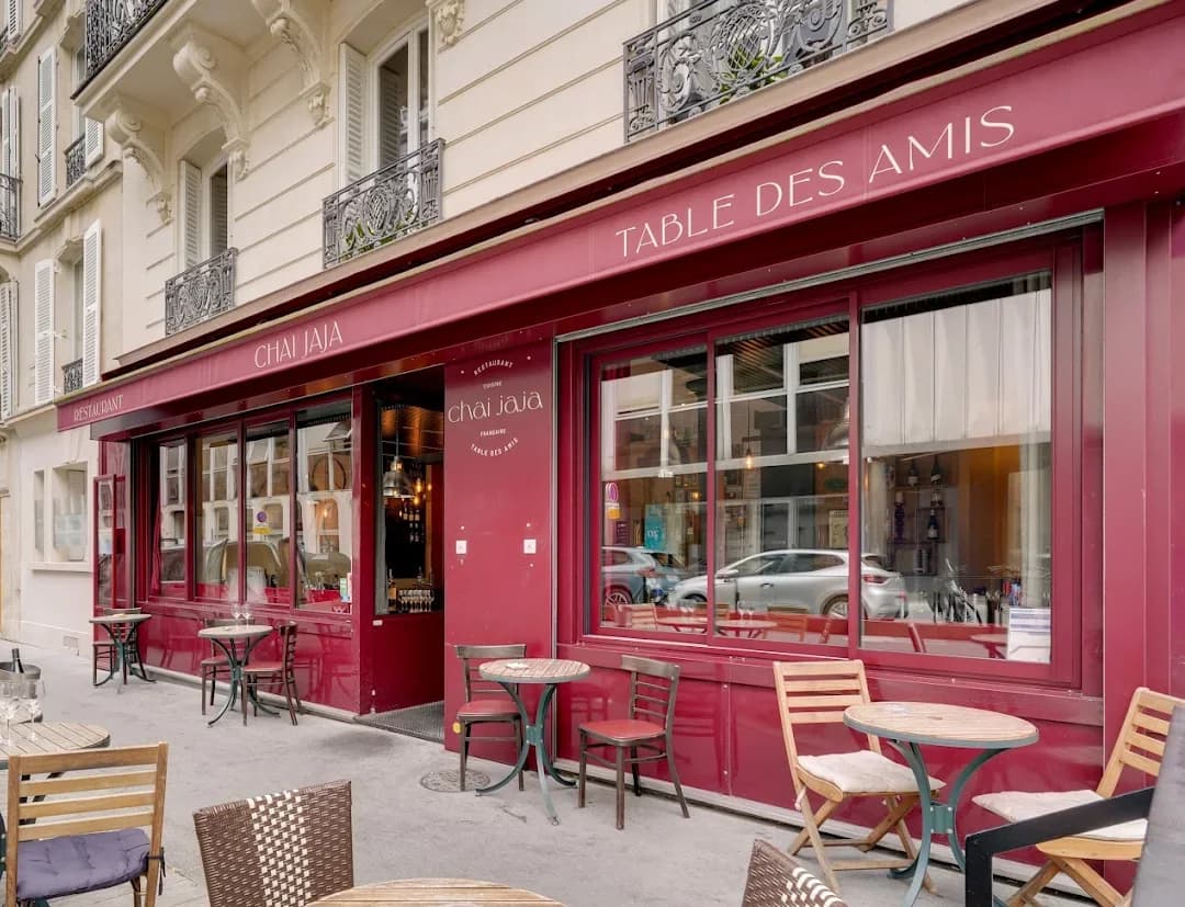 La devanture de Chai Jaja, restaurant à Paris, avec CHAI JAJA et TABLE DES AMIS sur le même bandeau