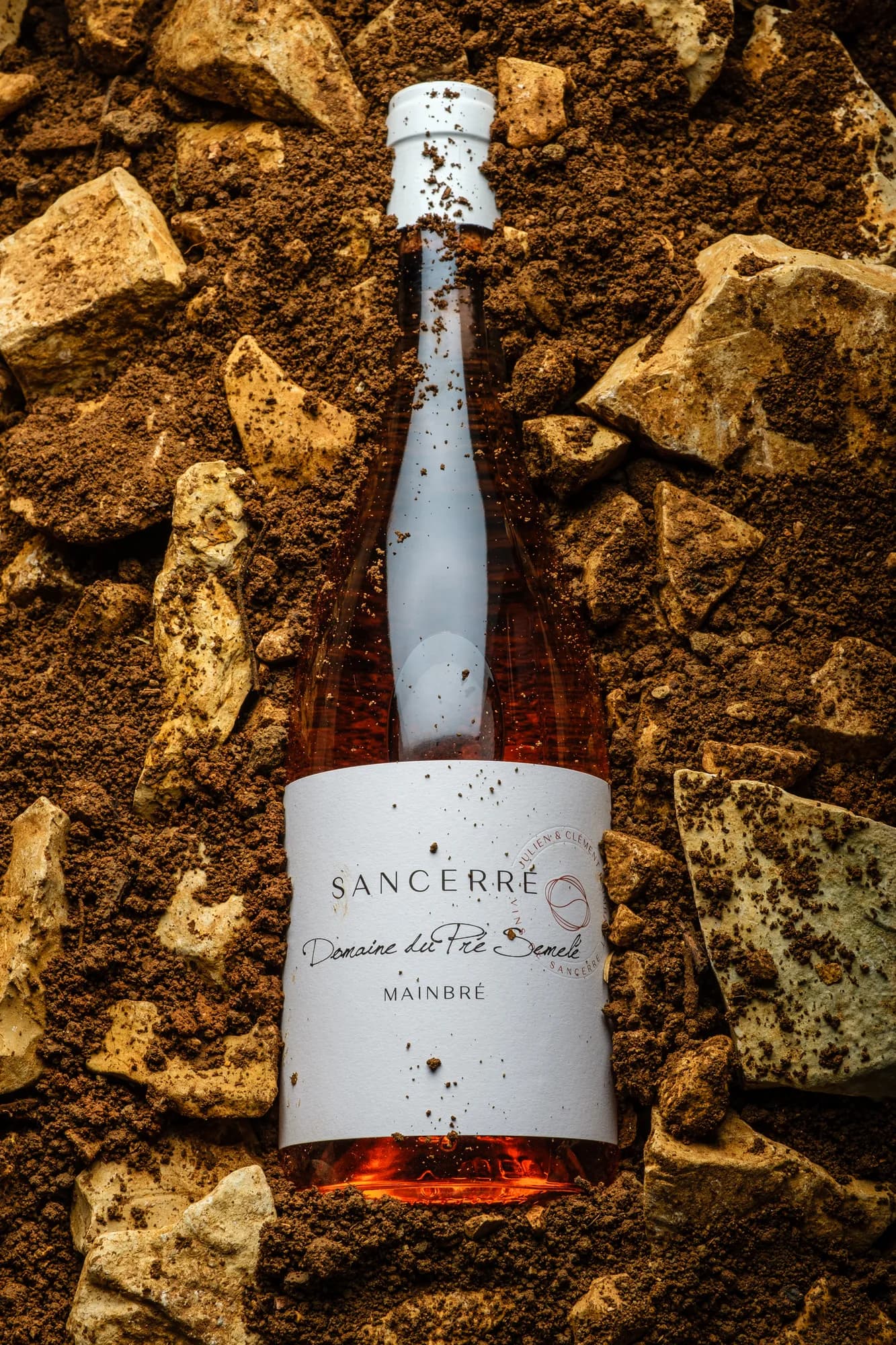 La cuvée Mainbré rosé posée sur la terre de sa parcelle