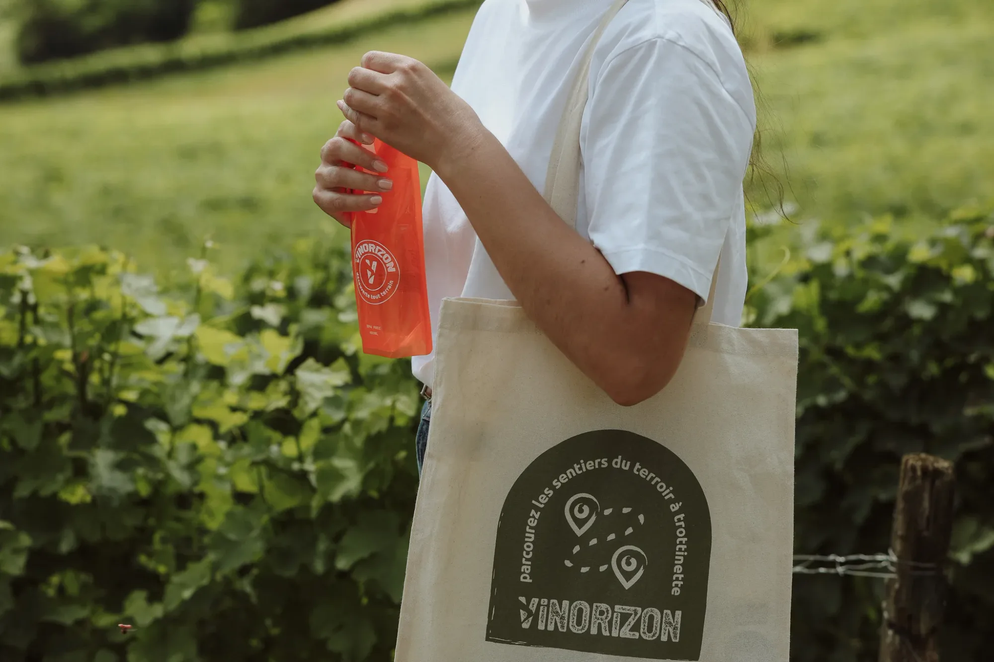 La gourde et le tote-bag de Vinorizon dans les vignes, œnotourisme en trottinette à Crezancy-en-Sancerre