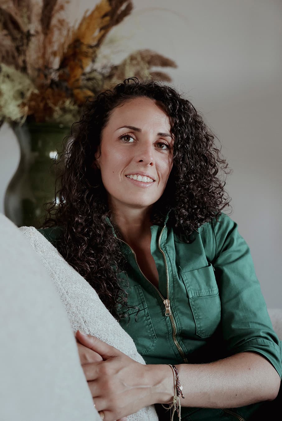Clémence, graphiste à Sancerre, dans son atelier