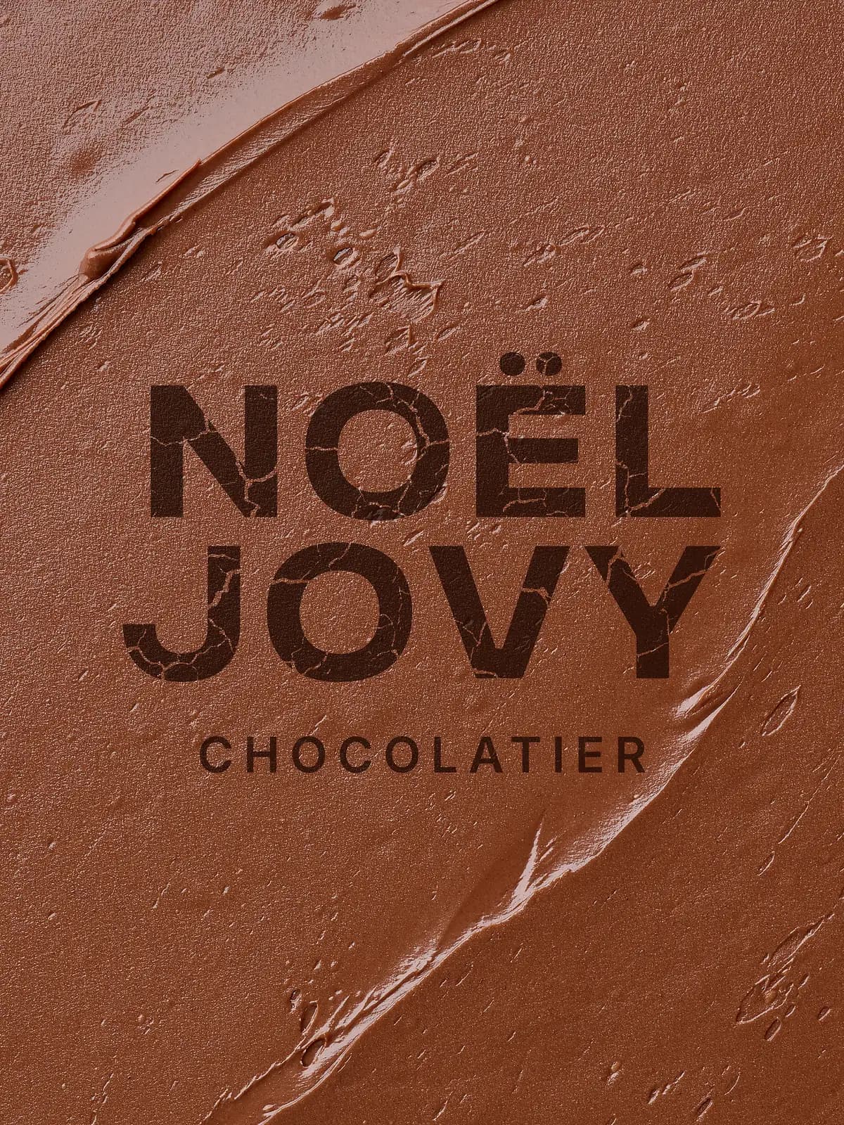 Le lettrage Noël Jovy habité par une texture craquelée
