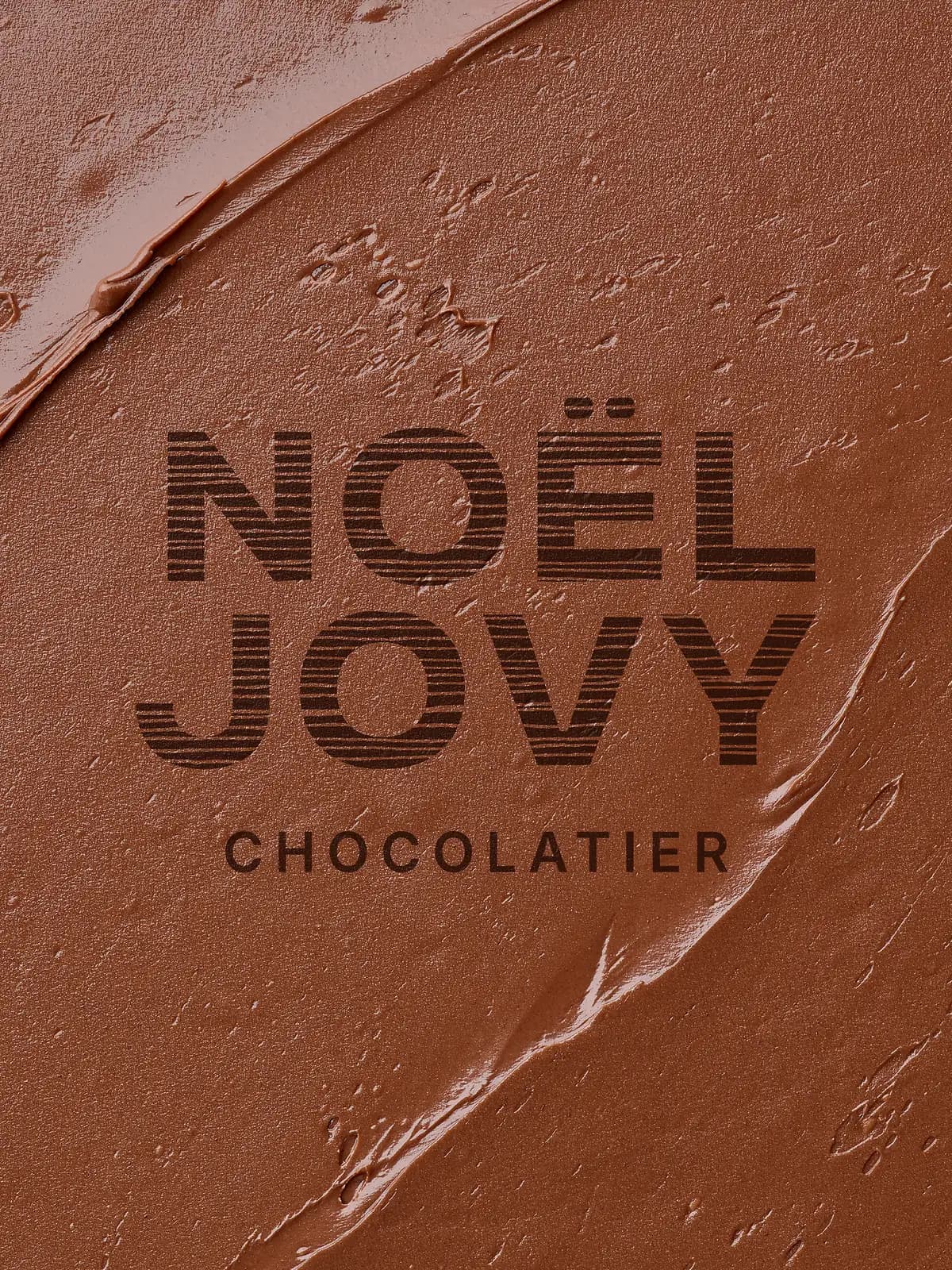 Le lettrage Noël Jovy habité par une texture lissée en lignes