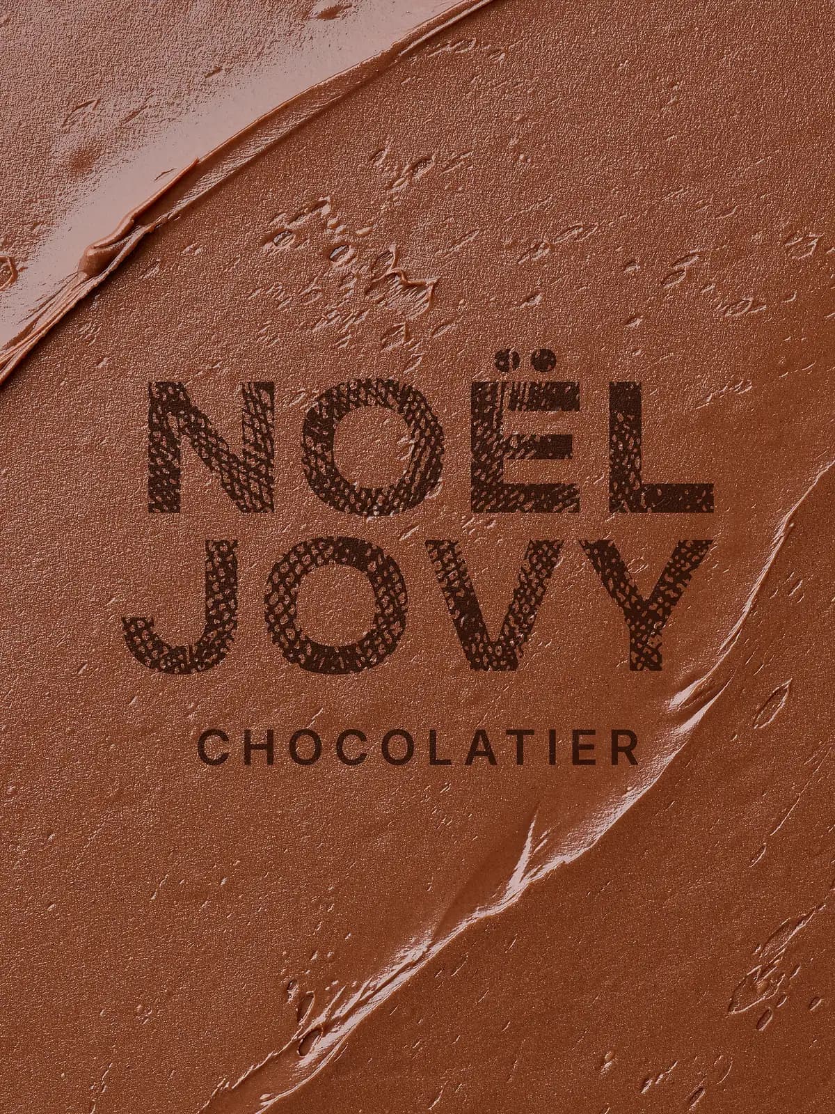 Le lettrage Noël Jovy, chocolatier pâtissier à Bourges, habité par une texture croquante