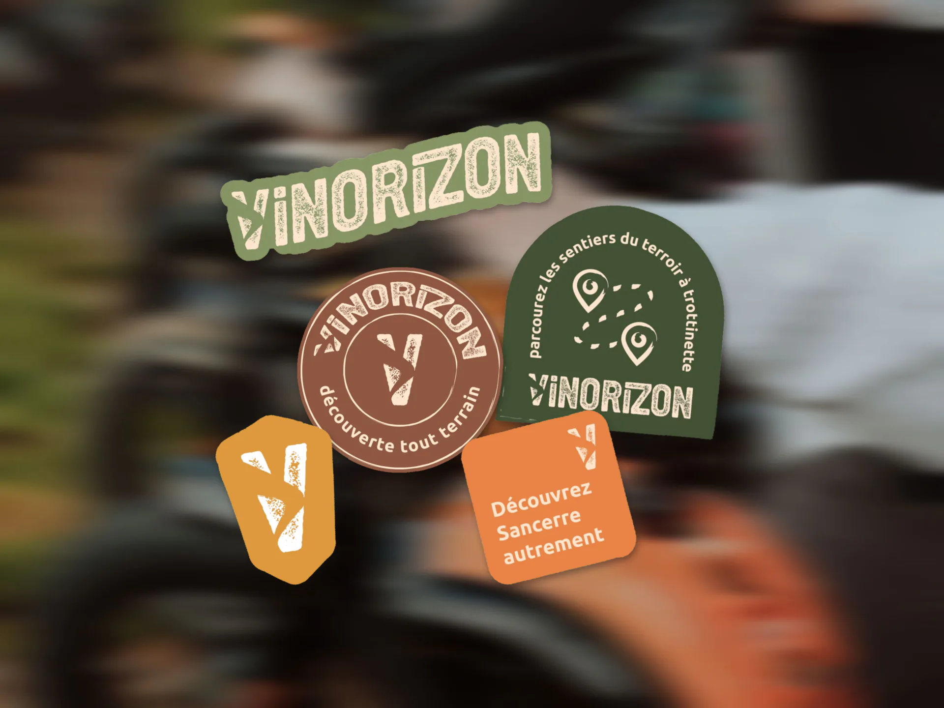 Les stickers de Vinorizon, œnotourisme en trottinette à Crezancy-en-Sancerre, sur une photo de leurs trottinettes