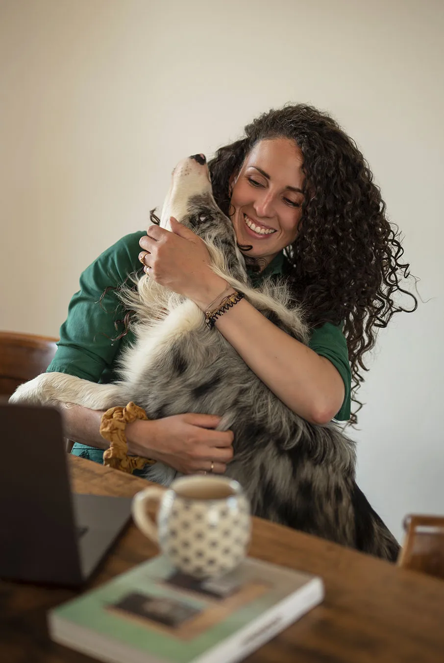 Clémence Piquard à son bureau, son chien dans les bras