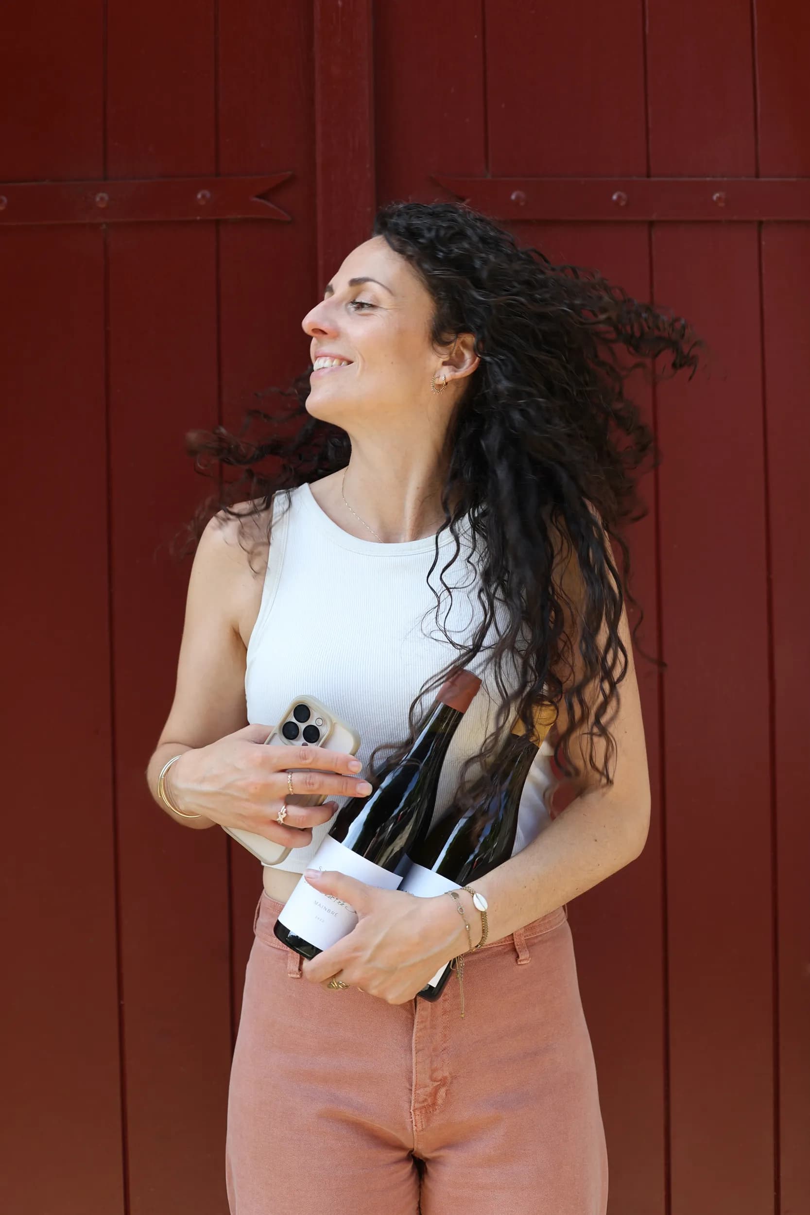 Clémence Piquard devant la porte de son studio