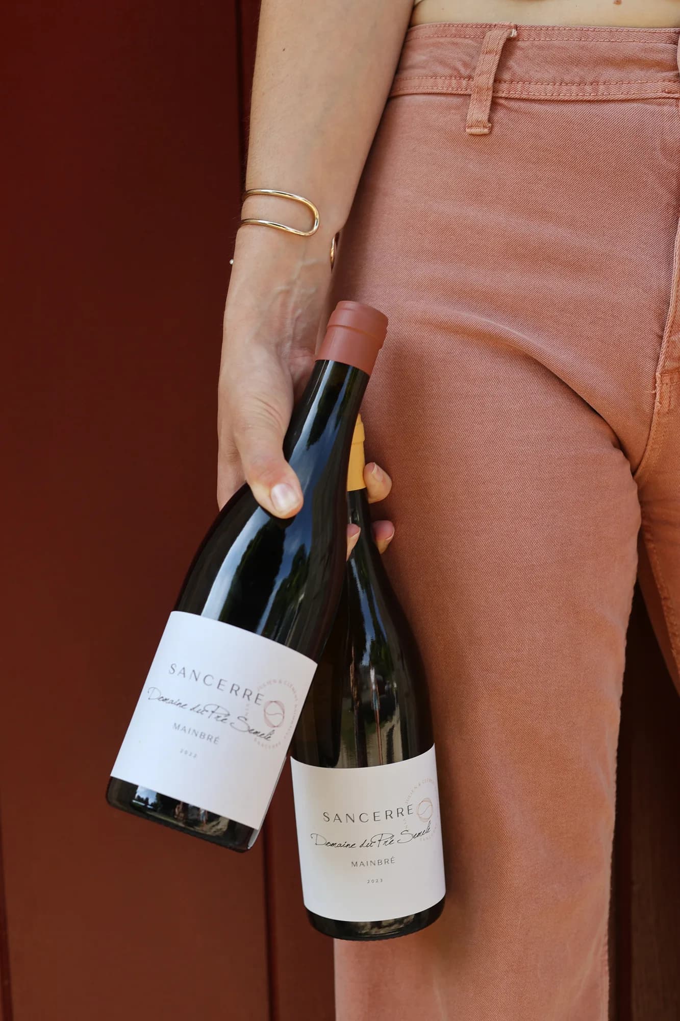 Deux bouteilles du Domaine du Pré Semelé portées à la main