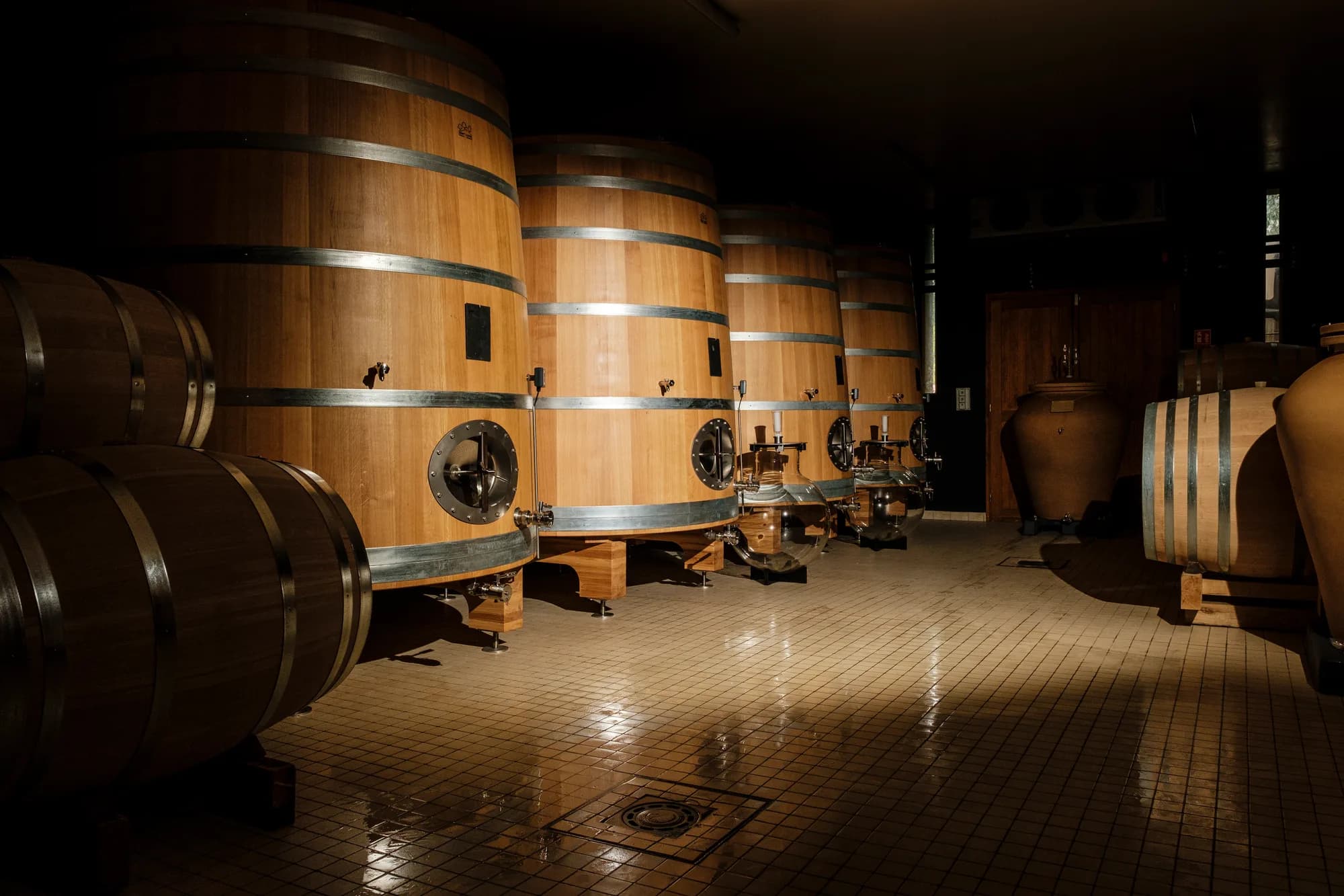 Le chai du Domaine du Pré Semelé et ses cuves
