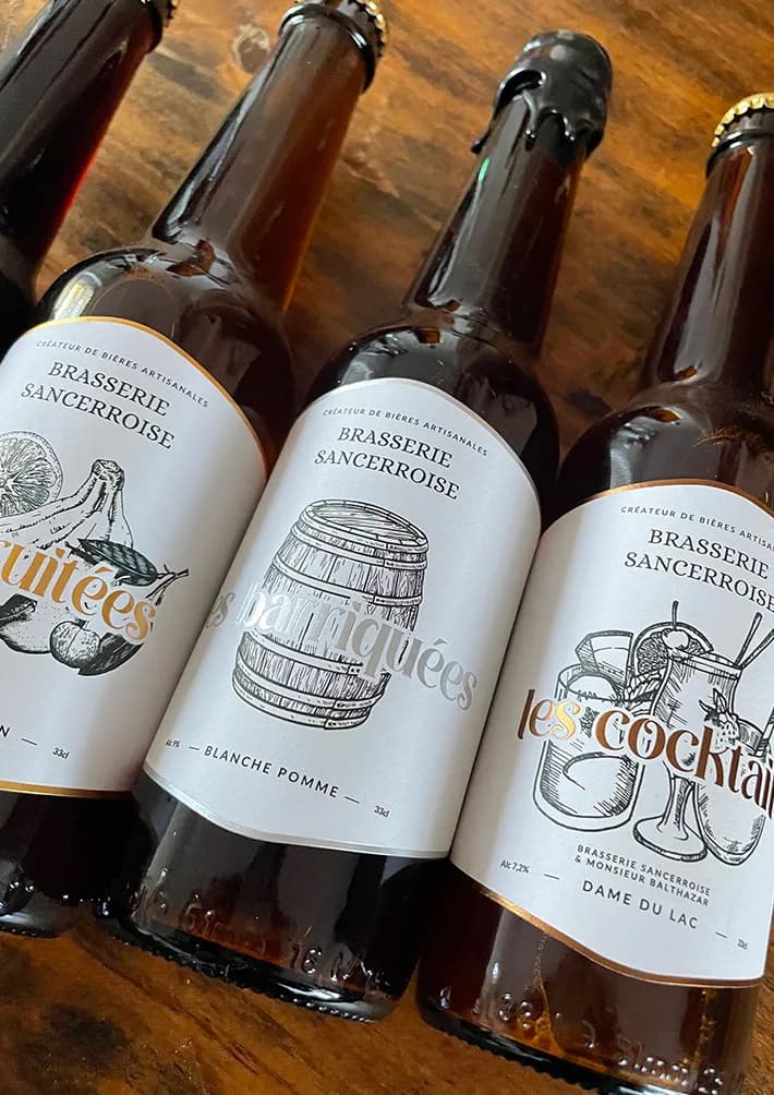 Le détail de la dorure et du papier fibré des étiquettes de la Brasserie Sancerroise