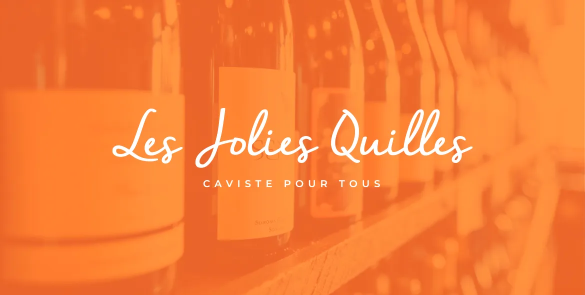Le logo des Jolies Quilles posé sur une vue de la boutique