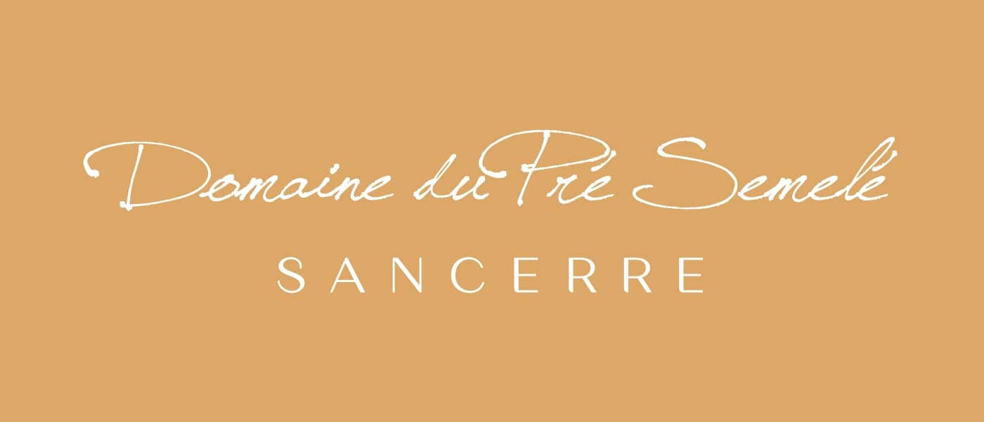 Le logo horizontal du Domaine du Pré Semelé, en blanc sur l'ocre jaune du domaine