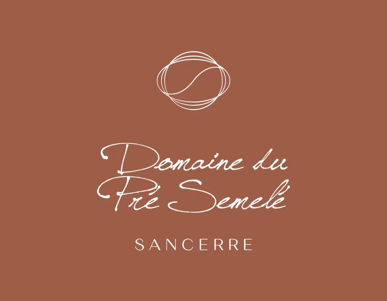 Le logo du Domaine du Pré Semelé, domaine viticole à Sury-en-Vaux, en blanc sur l'ocre rouge